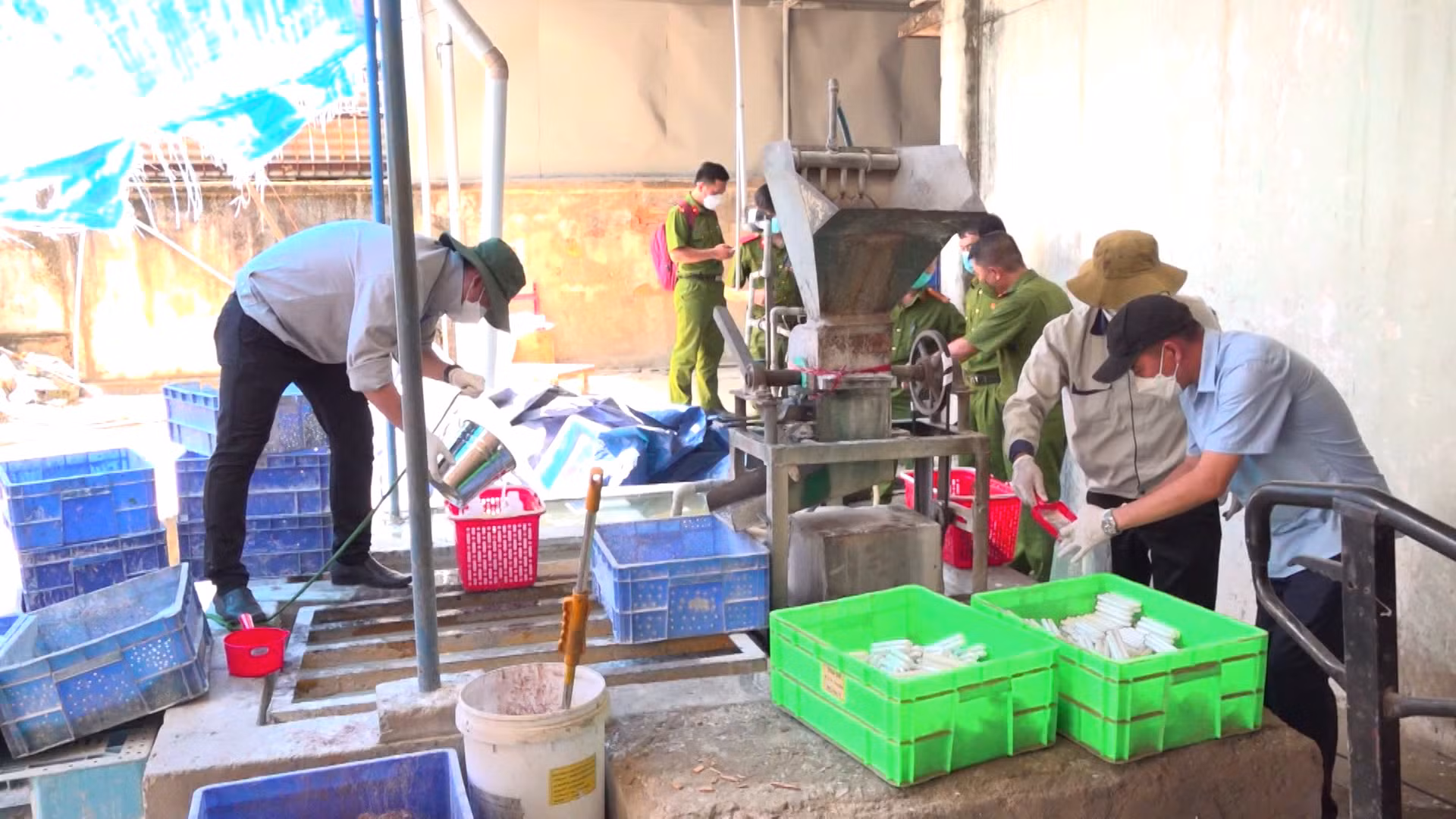 Khởi tố vụ chôn chất thải tại Công ty CP Bóng đèn Điện Quang -0
