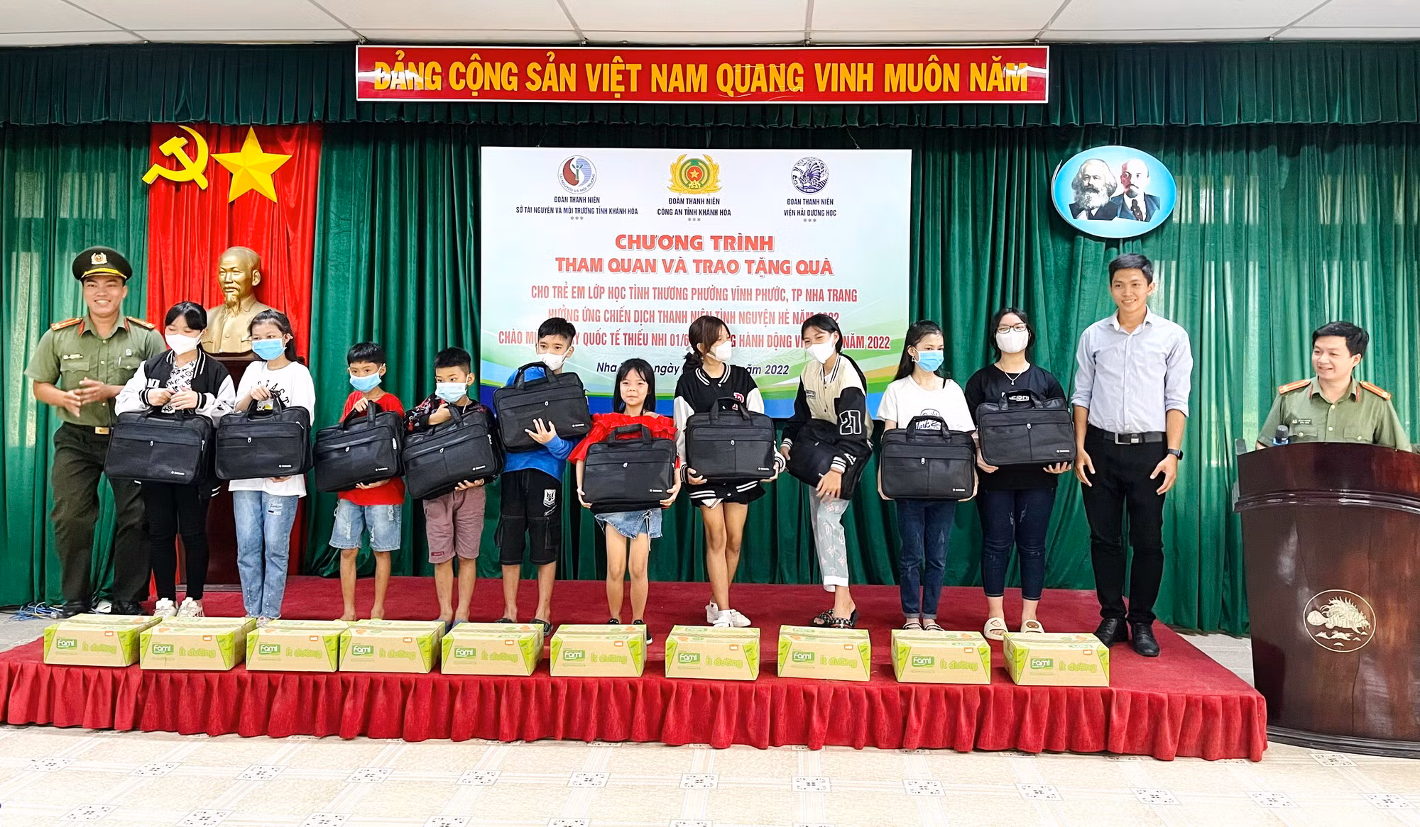 Đoàn Thanh niên Công an Khánh Hòa tặng quà cho lớp học tình thương -0