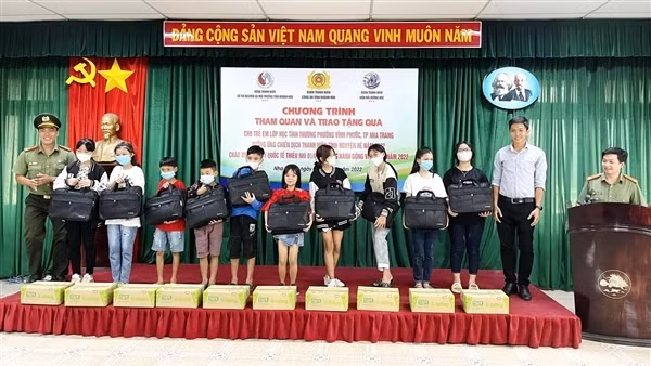 Công an TP Cần Thơ tặng quà học sinh có hoàn cảnh khó khăn ảnh 2