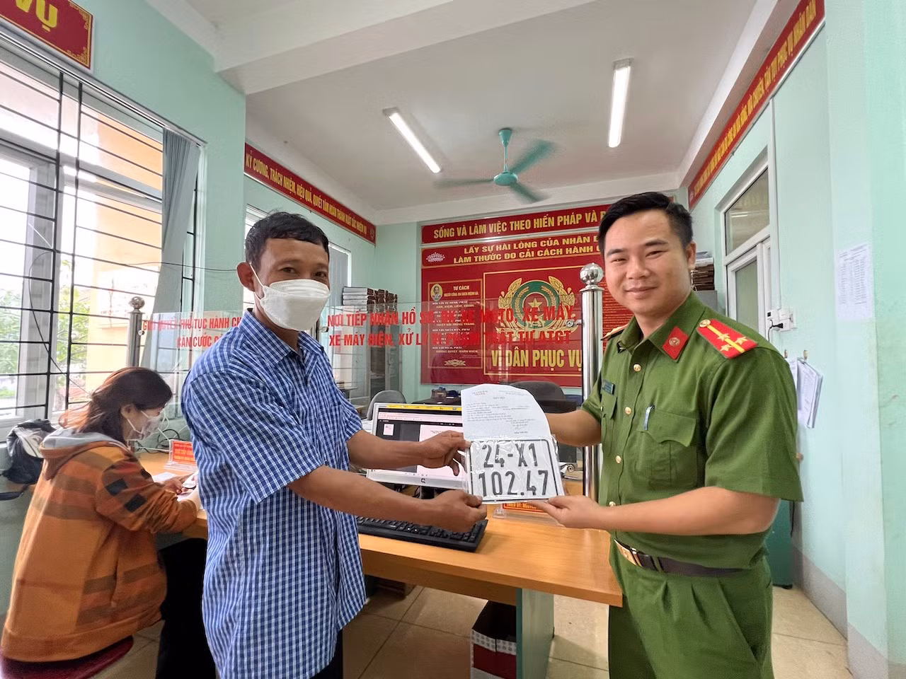 Trong vòng 15 phút, công dân hoàn tất thủ tục cấp đăng ký xe mô tô tại Lào Cai -0