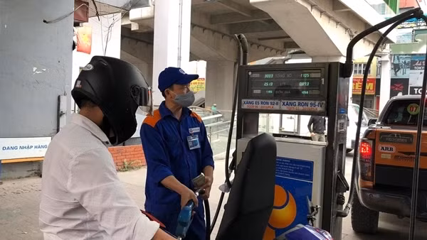Thủ tướng ra công điện yêu cầu duy trì nguồn cung xăng dầu