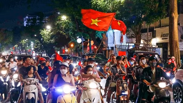 CĐV đội mưa đến sân Mỹ Đình ảnh 9