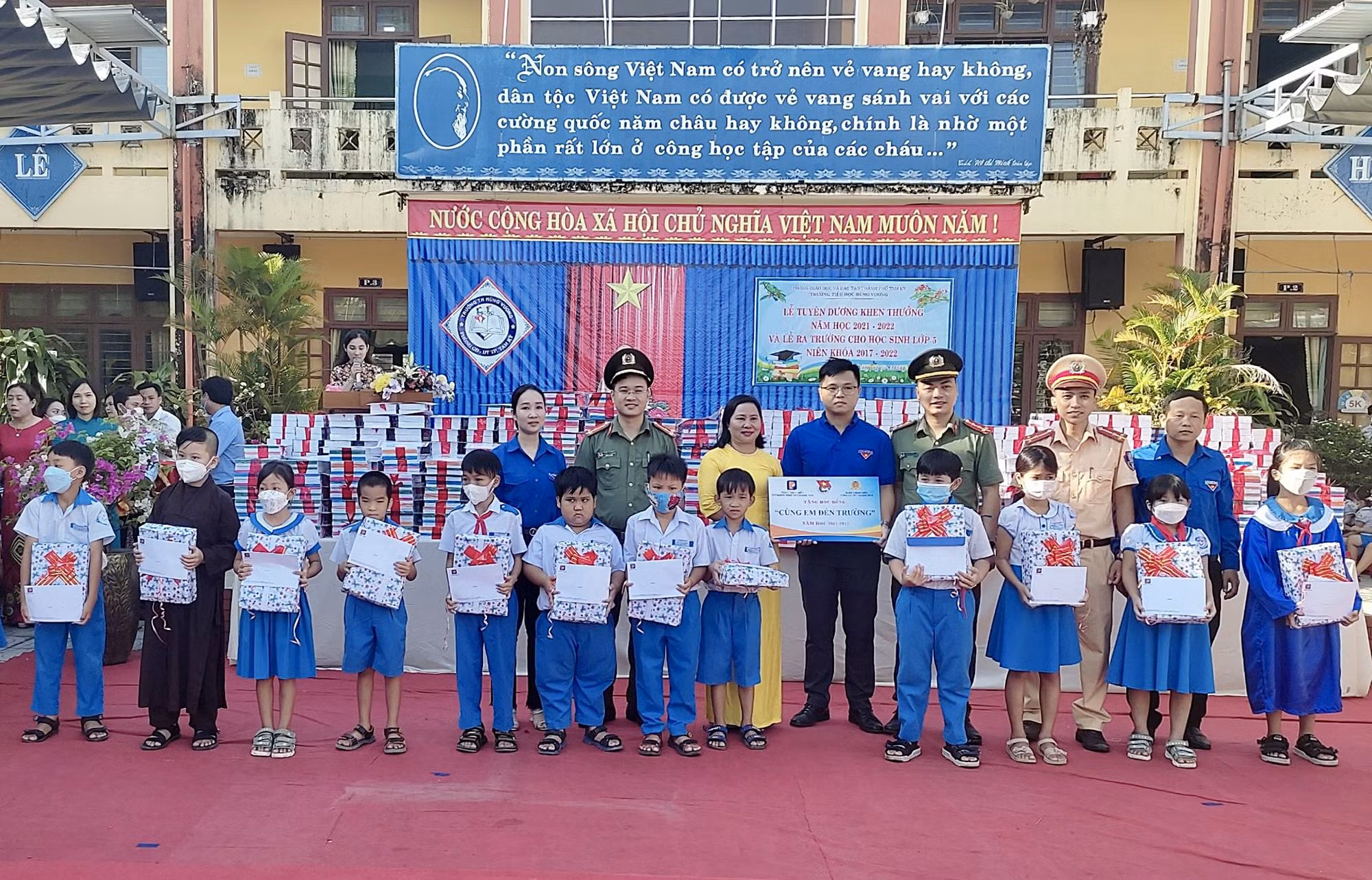 Trao 50 suất học bổng cho học sinh nghèo, hiếu học -0