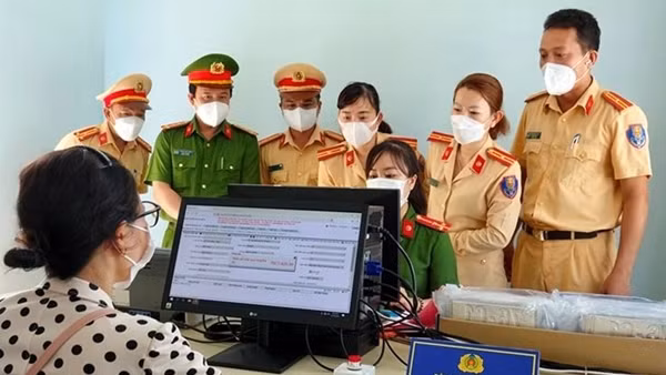 Người dân phấn khởi đăng ký cấp biển số xe tại Công an cơ sở ảnh 3