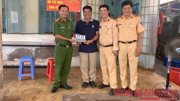 Người dân đội mưa đi đăng ký xe ảnh 10