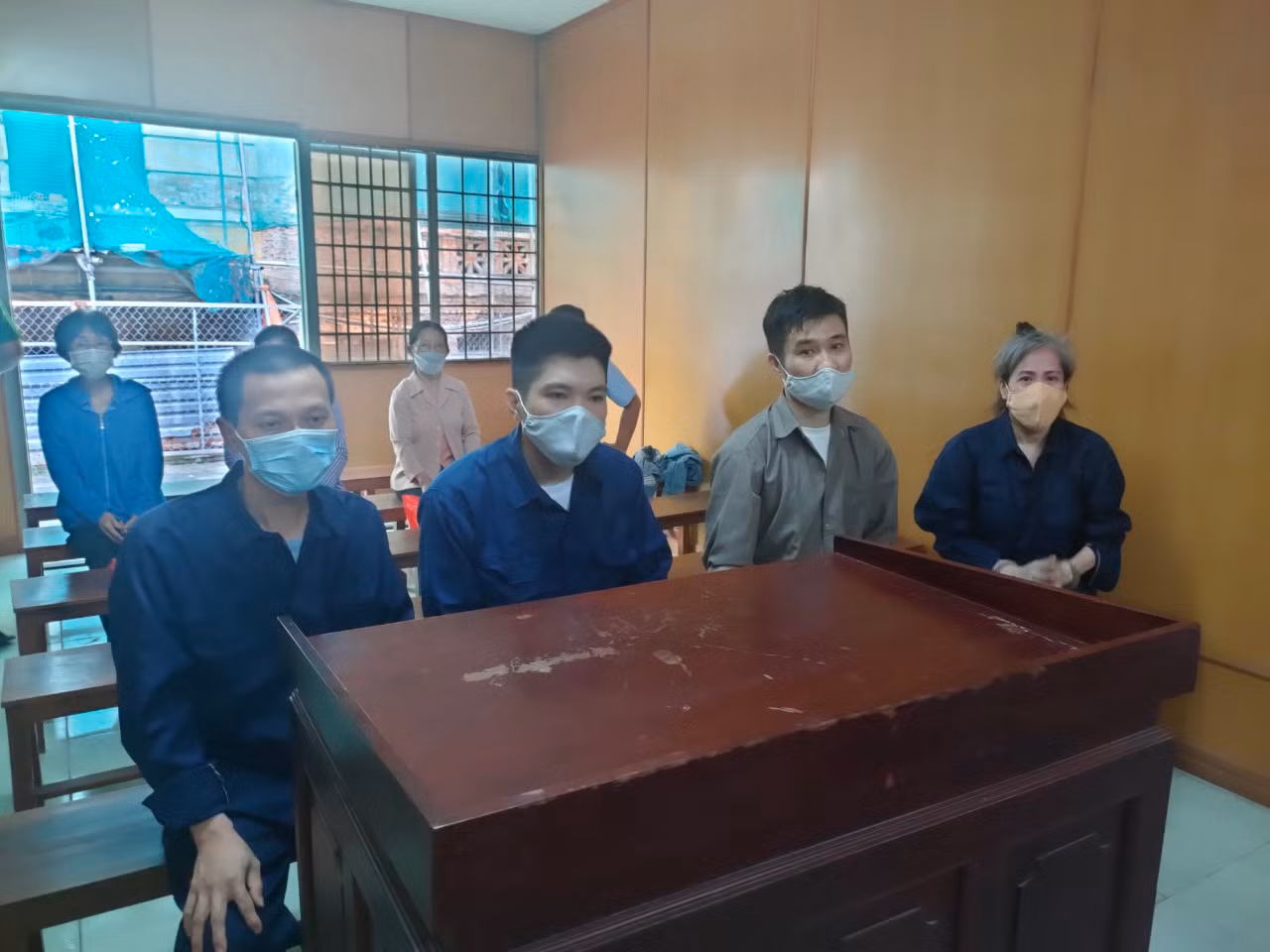 Cưỡng đoạt 50 triệu đồng, nhóm bị cáo lãnh 33 năm tù -0