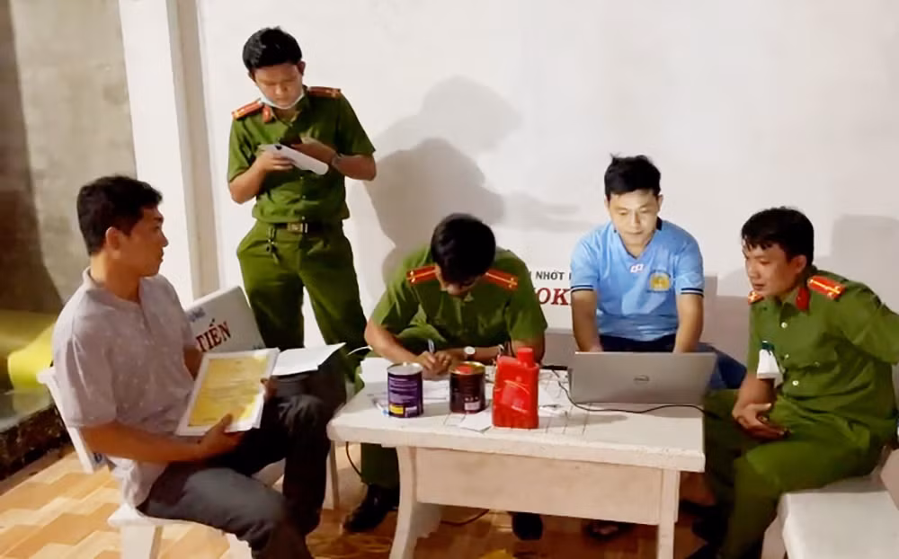 Phát hiện một hộ nghi sản xuất nhớt giả tại An Giang -0