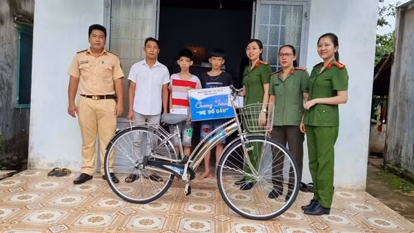 Cục Tổ chức cán bộ tặng quà tại huyện Na Rì ảnh 4