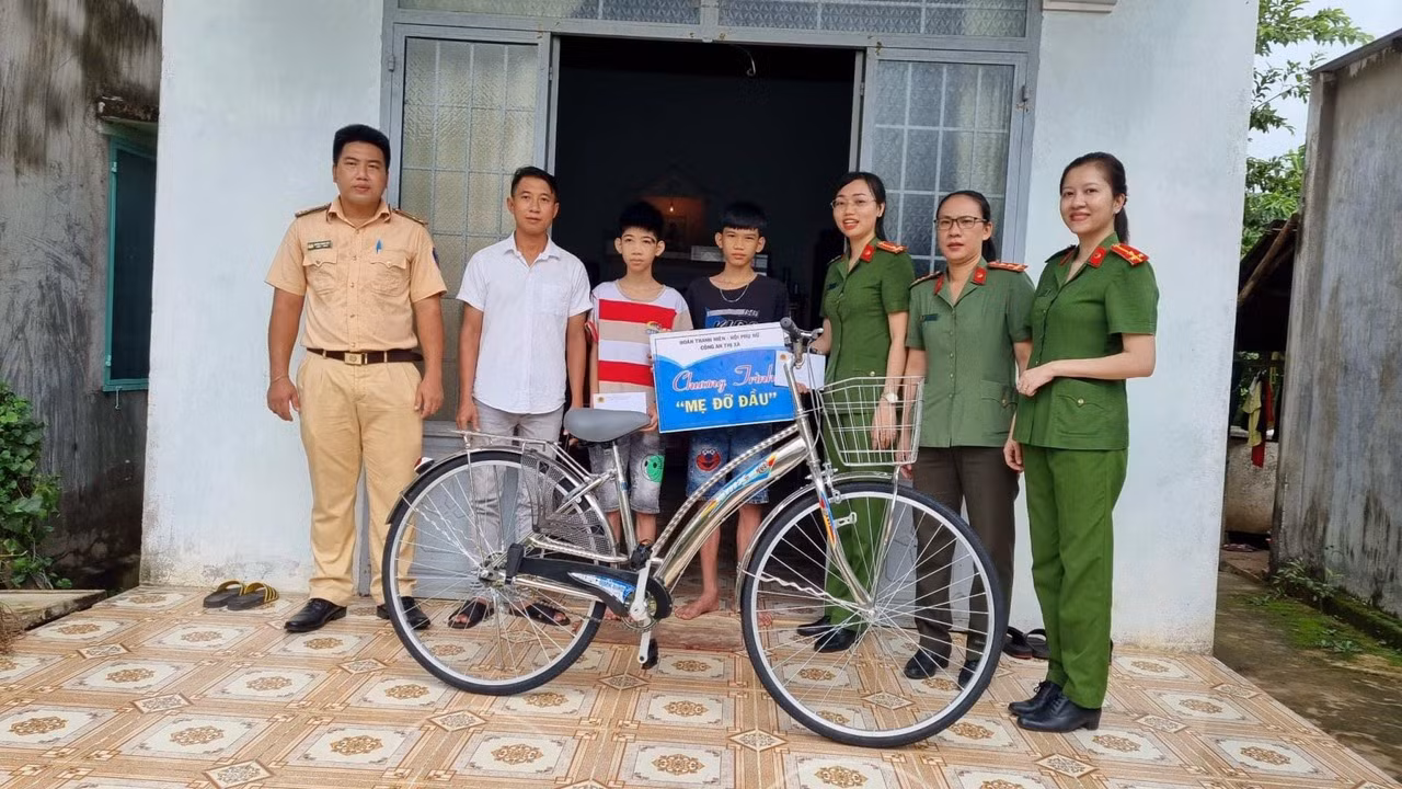 Đỡ đầu, hỗ trợ hai học sinh mồ côi, có hoàn cảnh khó khăn -0