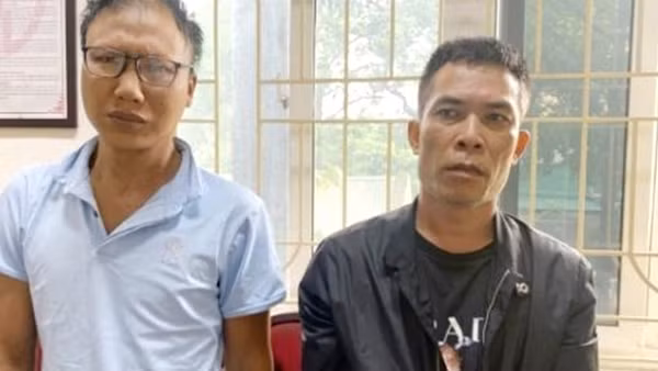 Giấu ma tuý dưới vành mũ để mang bán
