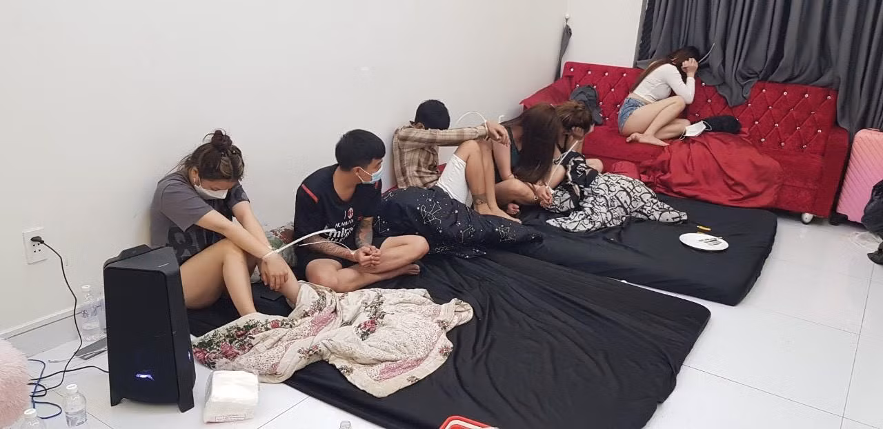 Bắt 15 con nghiện&nbsp;thuê nhà nguyên căn để làm ổ…sử dụng ma túy -1