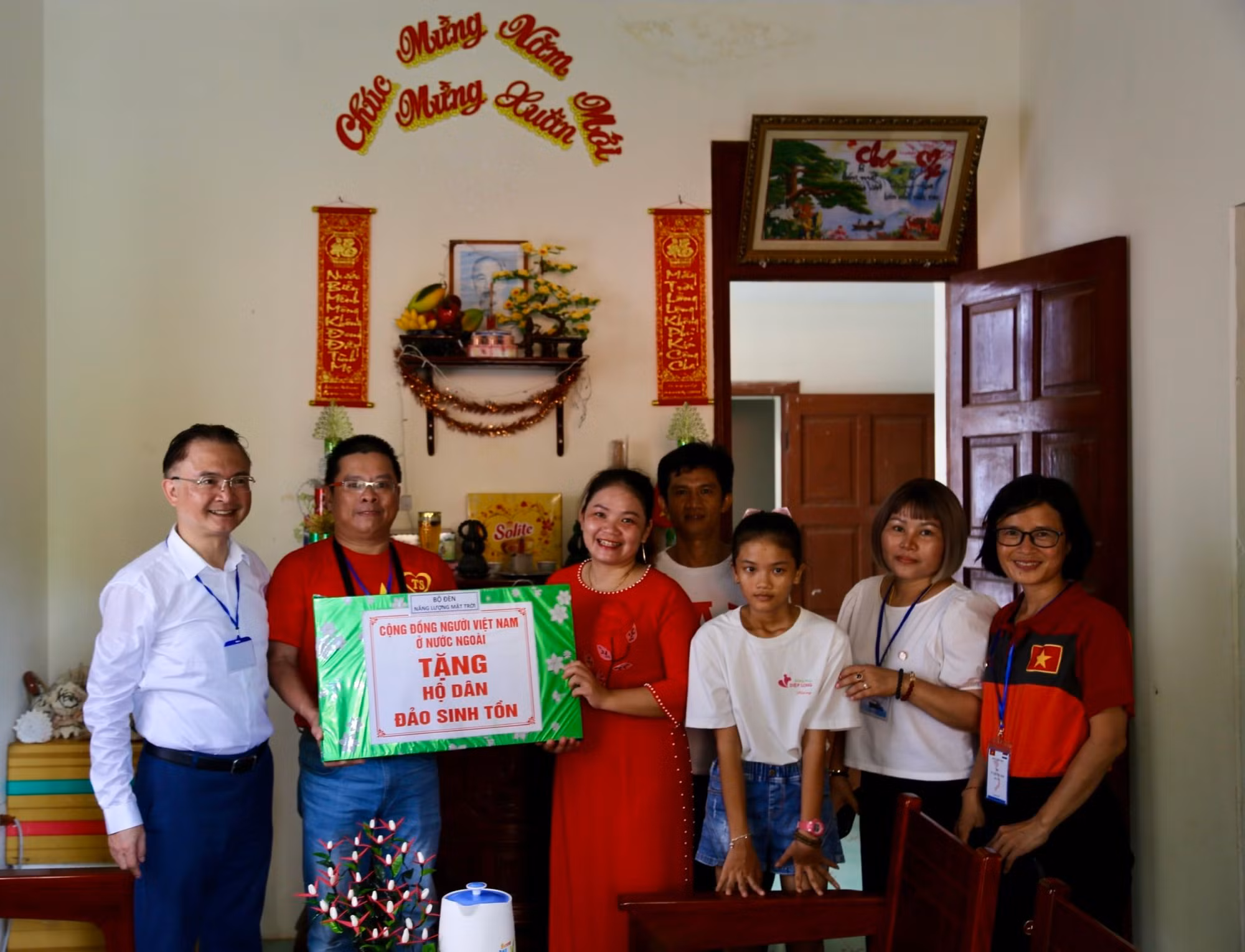 Đoàn kiều bào thăm huyện đảo Trường Sa và Nhà giàn DK1 -0
