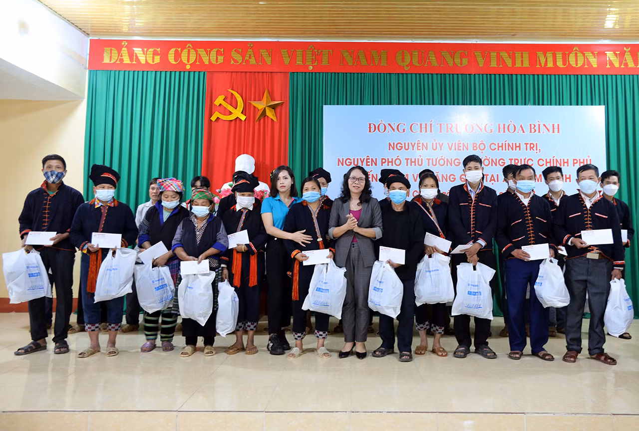 Trao yêu thương đến với học sinh, người dân nghèo nơi rẻo cao Yên Bái -0