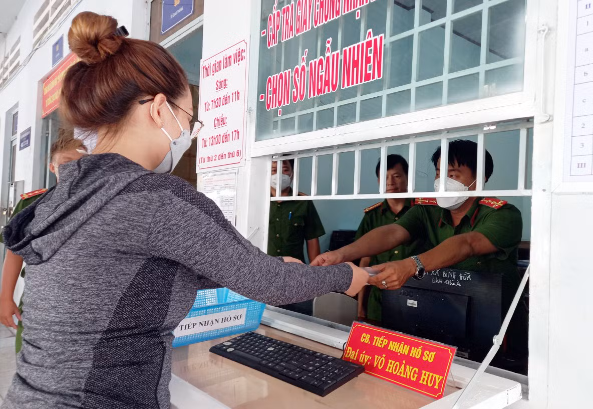Người dân vùng Tây Nam Bộ đến Công an xã cấp đổi biển số xe -0