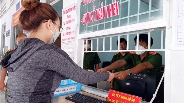 Ngày đầu triển khai phân cấp đăng ký ô tô, mô tô, xe máy tại nhiều địa phương ảnh 7