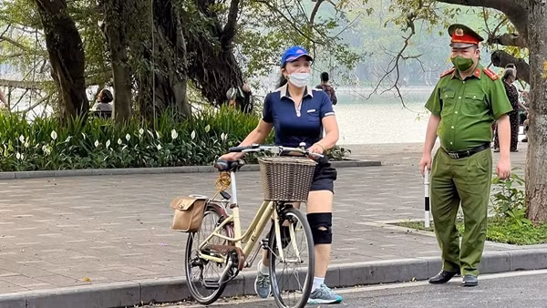 Xử lý nhiều trường hợp đi xe đạp, xe máy trong phố đi bộ quanh hồ Hoàn Kiếm