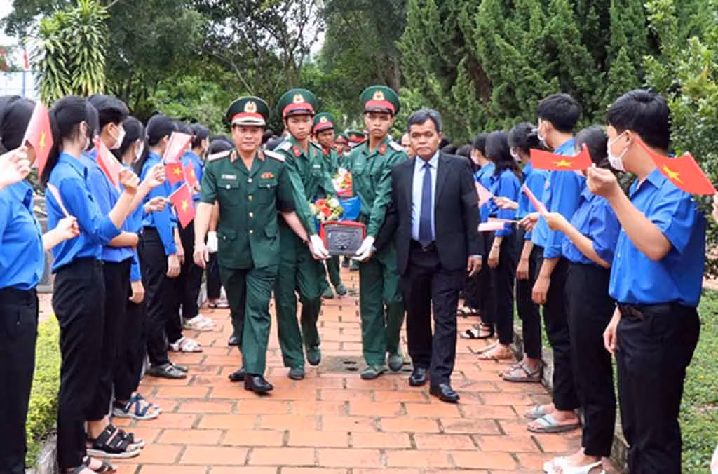 Truy điệu, an táng 18 hài cốt liệt sĩ quân tình nguyện và chuyên gia Việt Nam -0