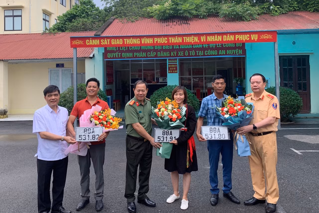 Người dân phấn khởi đăng ký cấp biển số xe tại xã, huyện -0