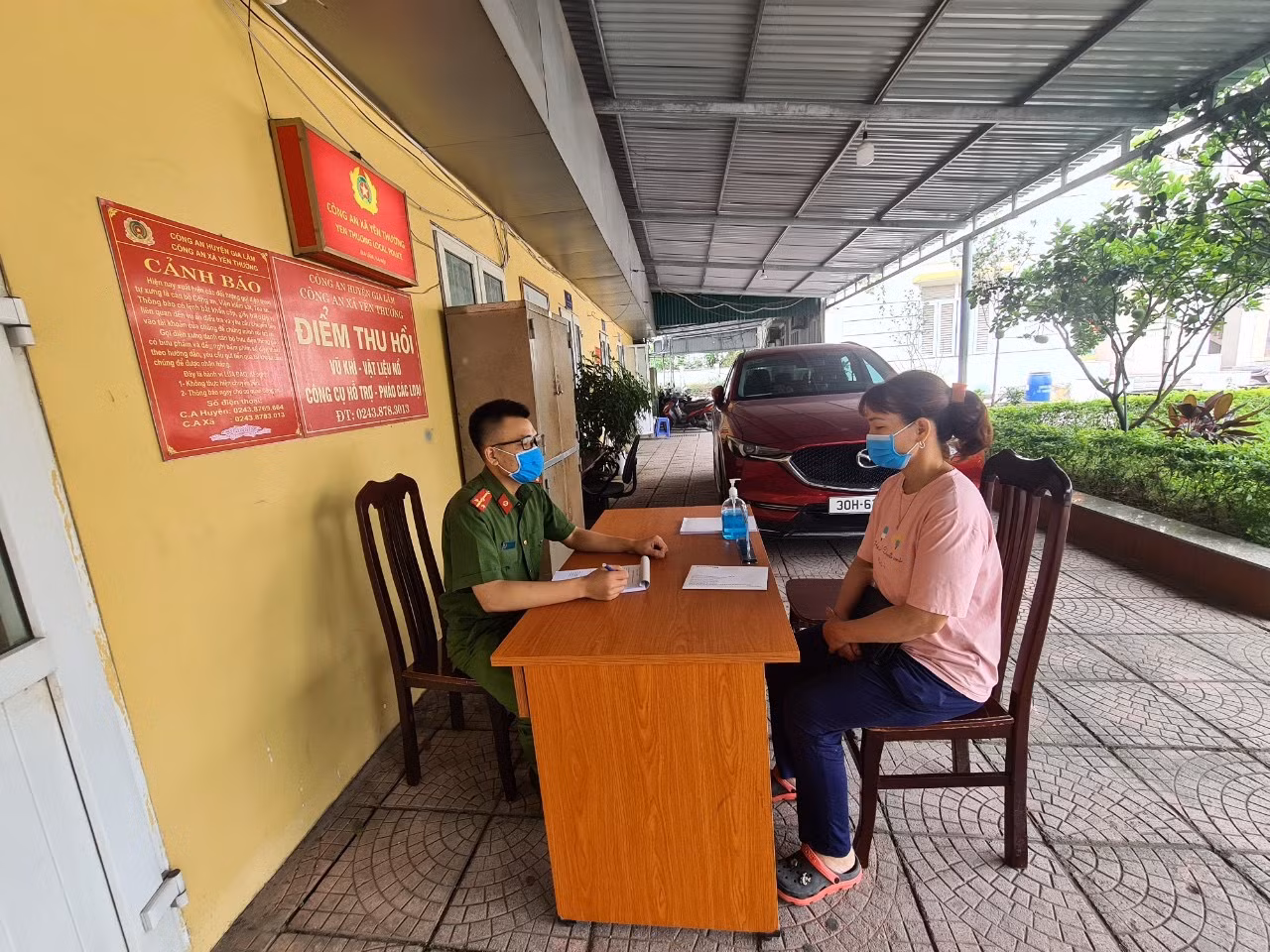 Người dân háo hức, vui mừng ra Công an xã đăng ký xe -0