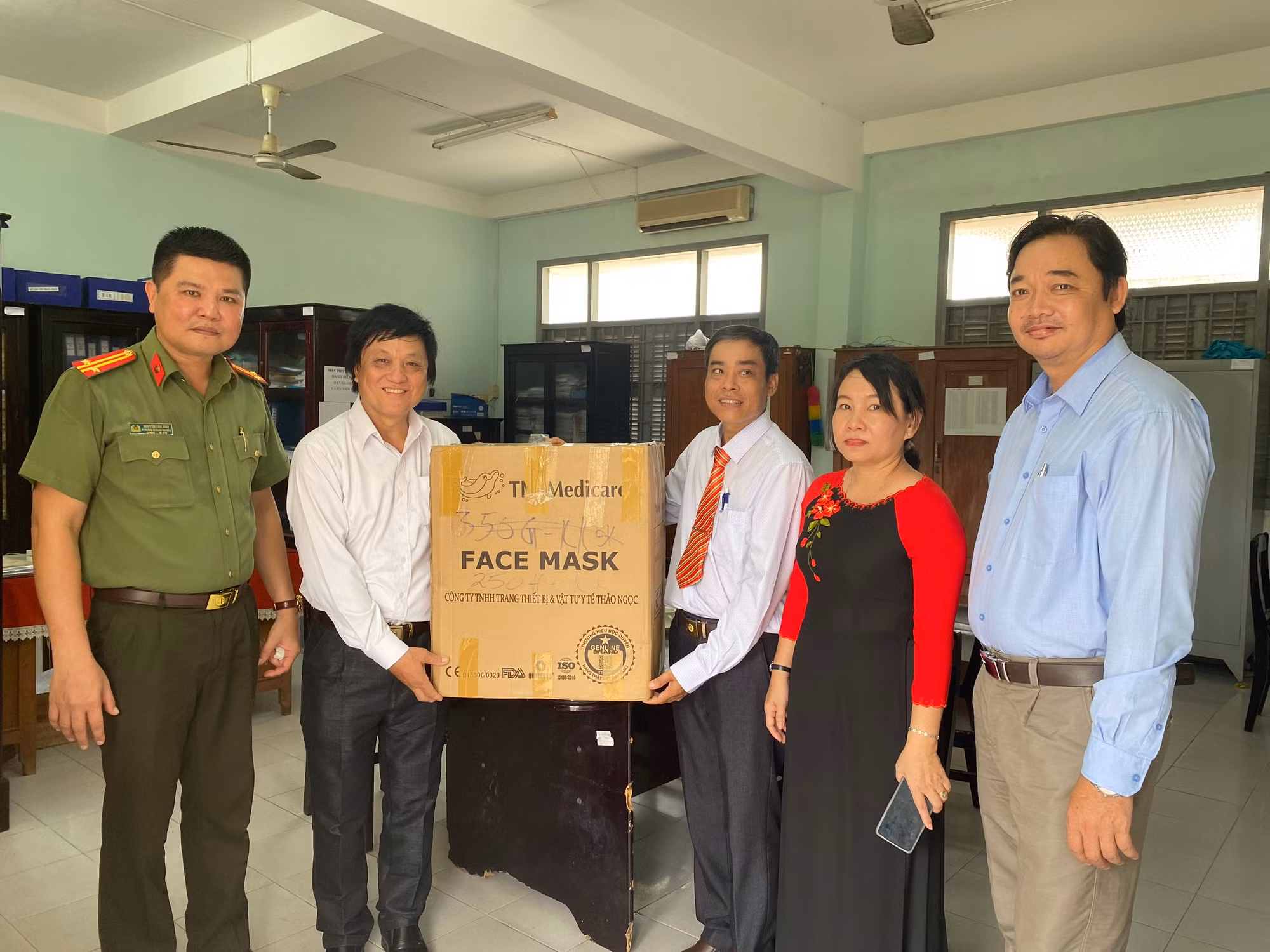 Báo CAND cùng nhà hảo tâm tặng quà cho học sinh nghèo học giỏi tại Bến Tre -3