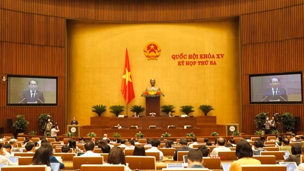 Quốc hội thảo luận Luật Thi đua khen thưởng &nbsp;và Luật Kinh doanh bảo hiểm
