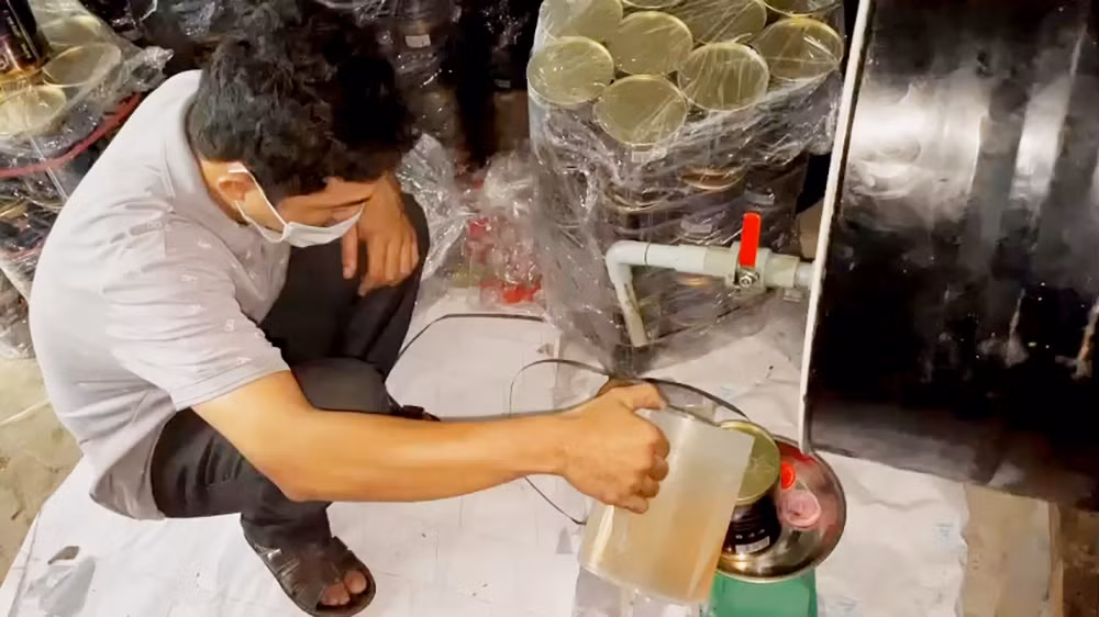 Phát hiện một hộ nghi sản xuất nhớt giả tại An Giang -2