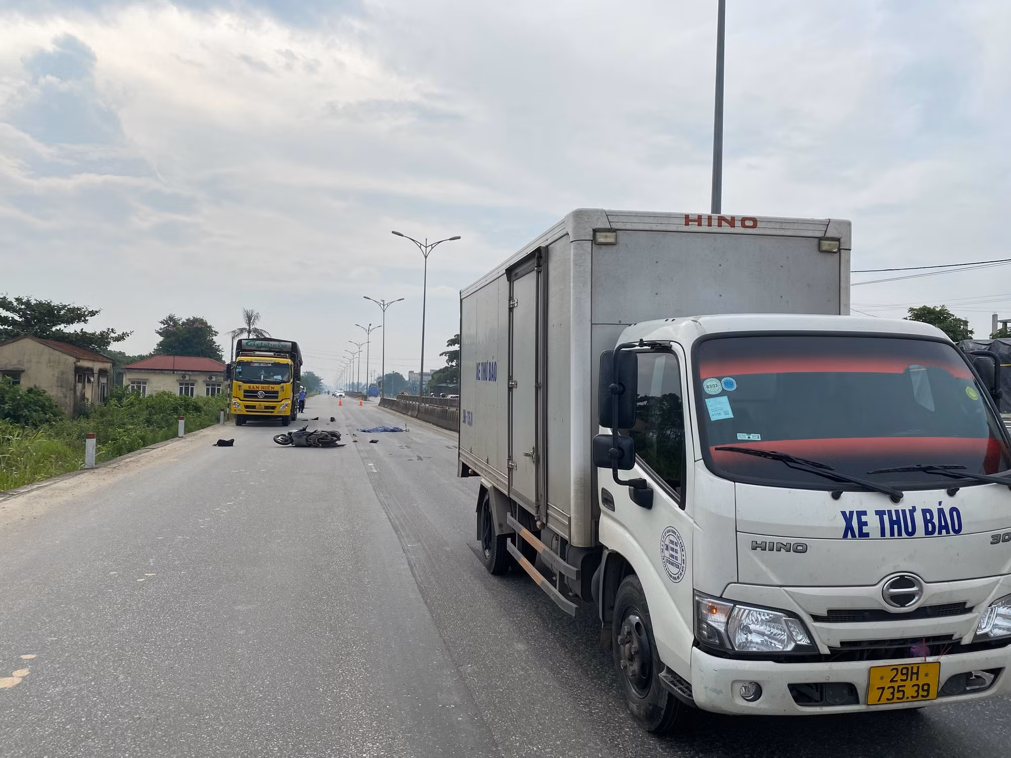 Nam thanh niên điều khiển xe máy tử vong sau vụ tai nạn liên hoàn -0