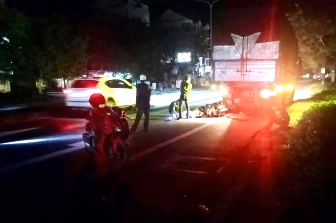 2 thanh niên tử vong sau khi đâm vào xe tải đậu bên QL1A -0