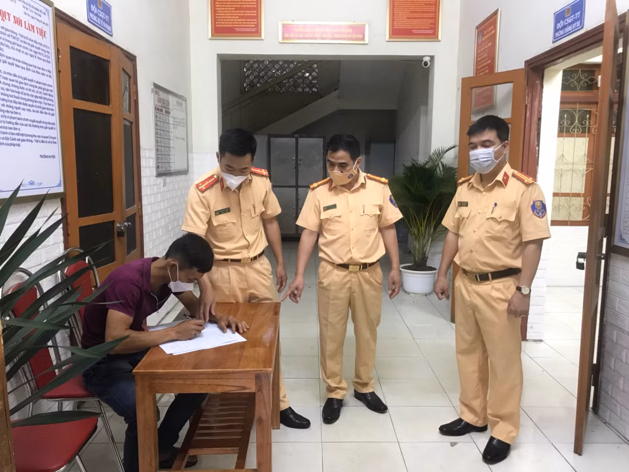 Người dân phấn khởi đăng ký cấp biển số xe tại xã, huyện -0