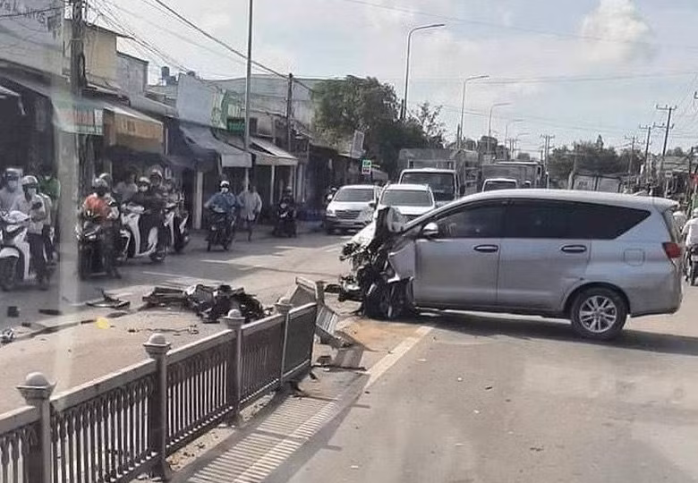 Xe 7 chỗ chở thuốc lá lậu bể bánh gây tai nạn liên hoàn -0