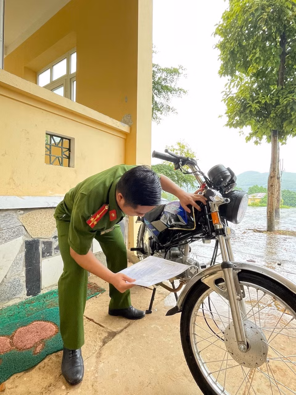 Trong vòng 15 phút, công dân hoàn tất thủ tục cấp đăng ký xe mô tô tại Lào Cai -0