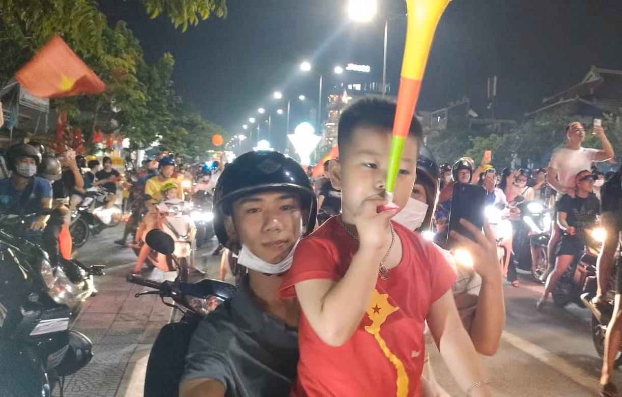 Hàng nghìn người dân xứ Huế ra đường mừng U23 Việt Nam vô địch -0