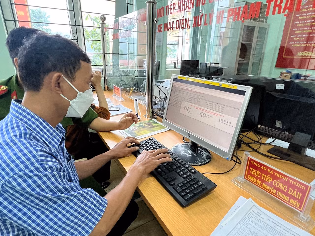 Trong vòng 15 phút, công dân hoàn tất thủ tục cấp đăng ký xe mô tô tại Lào Cai -0