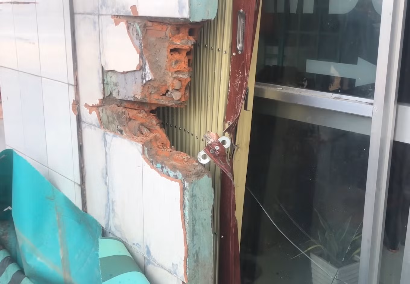 Xe 7 chỗ chở thuốc lá lậu bể bánh gây tai nạn liên hoàn -0