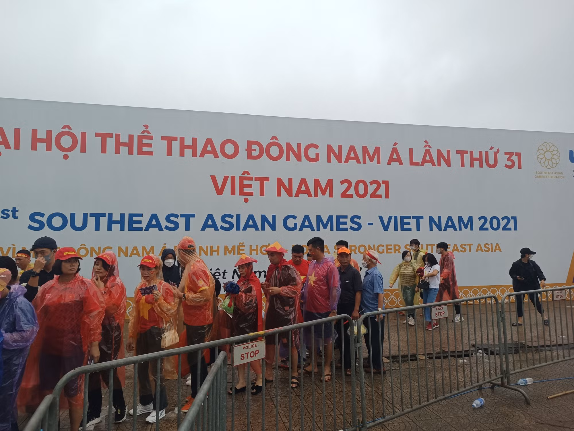 CĐV đội mưa đến sân Mỹ Đình -0