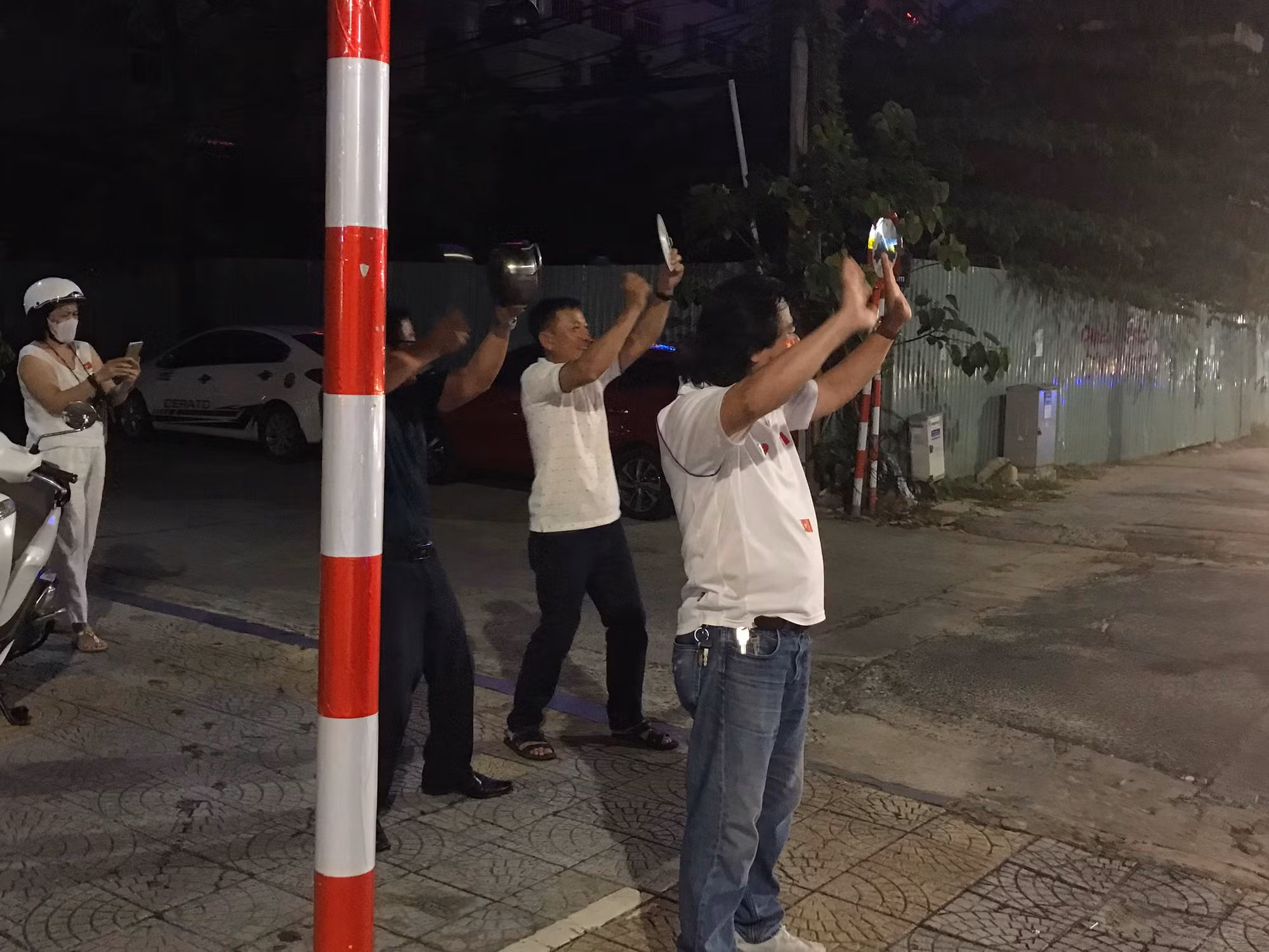 Hàng nghìn người dân Đà Nẵng đổ ra đường mừng chiến thắng của U23 Việt Nam -2