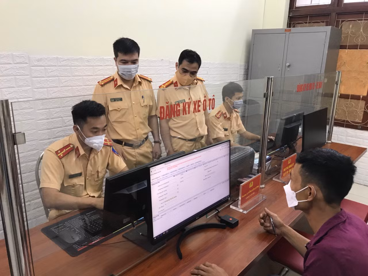 Người dân phấn khởi đăng ký cấp biển số xe tại xã, huyện -1