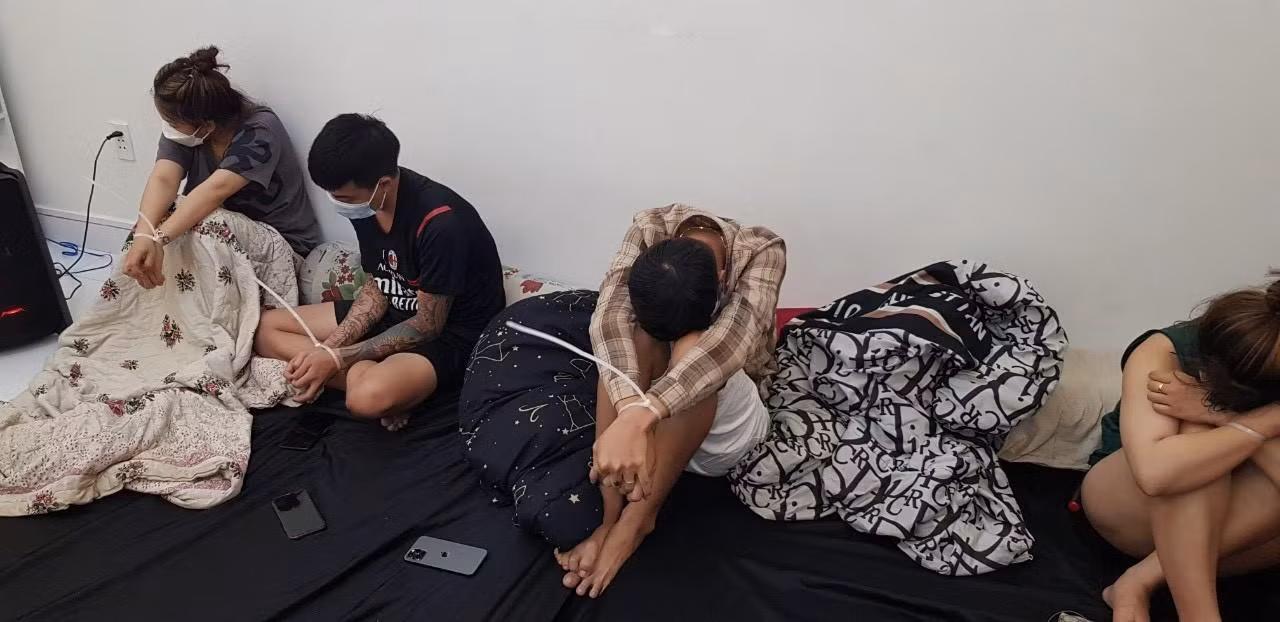 Bắt 15 con nghiện&nbsp;thuê nhà nguyên căn để làm ổ…sử dụng ma túy -0