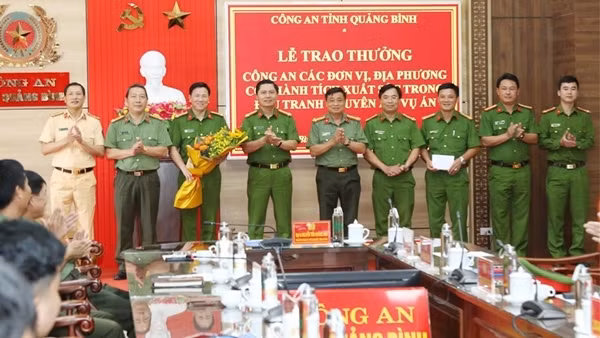 Trao thưởng thành tích đấu tranh thành công các chuyên án, vụ án