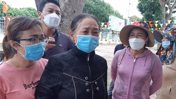 Con đang sống khỏe nhưng bị mẹ ra phường khai tử