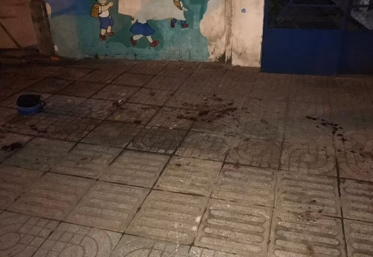 Đâm 2 người thương vong rồi leo lên mái nhà lẩn trốn -0