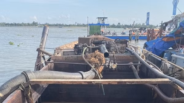 Bắt 3 tàu khai thác cát trái phép trên sông Đáy ảnh 2