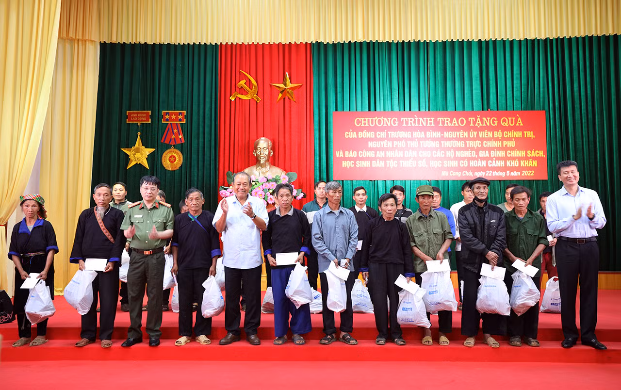 Trao yêu thương đến với học sinh, người dân nghèo nơi rẻo cao Yên Bái -0