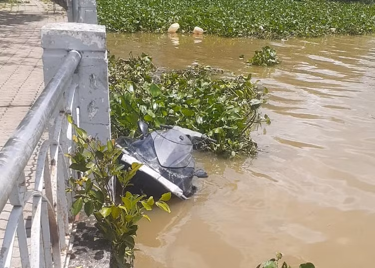 Va chạm với sà lan, 2 người điều khiển mô tô nước tử vong -0