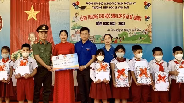 Công an tỉnh Tây Ninh tặng hơn 250 phần quà, xe đạp cho học sinh nghèo ảnh 3