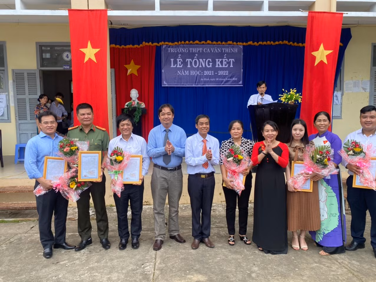 Báo CAND cùng nhà hảo tâm tặng quà cho học sinh nghèo học giỏi tại Bến Tre -0