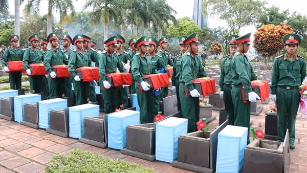 An táng 18 hài cốt liệt sĩ quân tình nguyện và chuyên gia Việt Nam