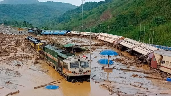 Bangladesh chìm trong biển nước, Ấn Độ điêu đứng vì lũ lụt