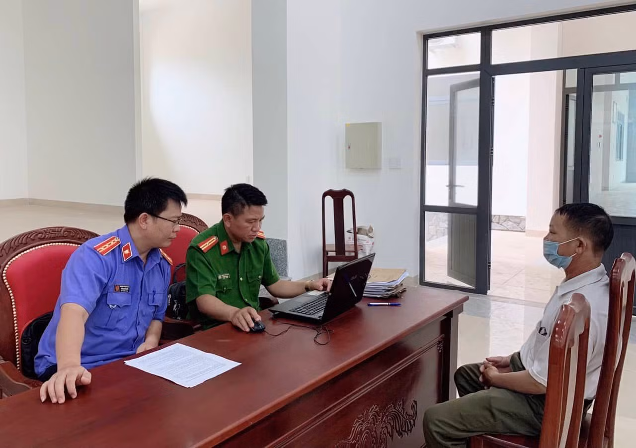 Bắt giam 28 đối tượng trong vụ phá gàn 400ha rừng ở Đắk Lắk -0