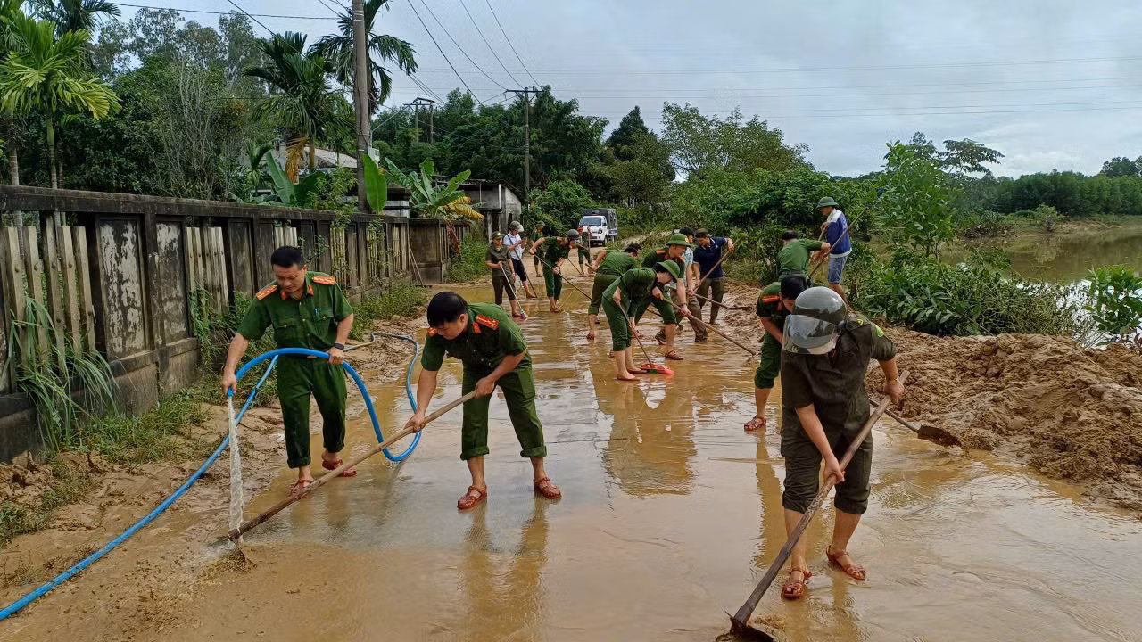 Cục Y tế, Bệnh viện 199 Bộ Công an và Công an TP Huế phun khử khuẩn, làm sạch môi trường sau mưa lũ -0